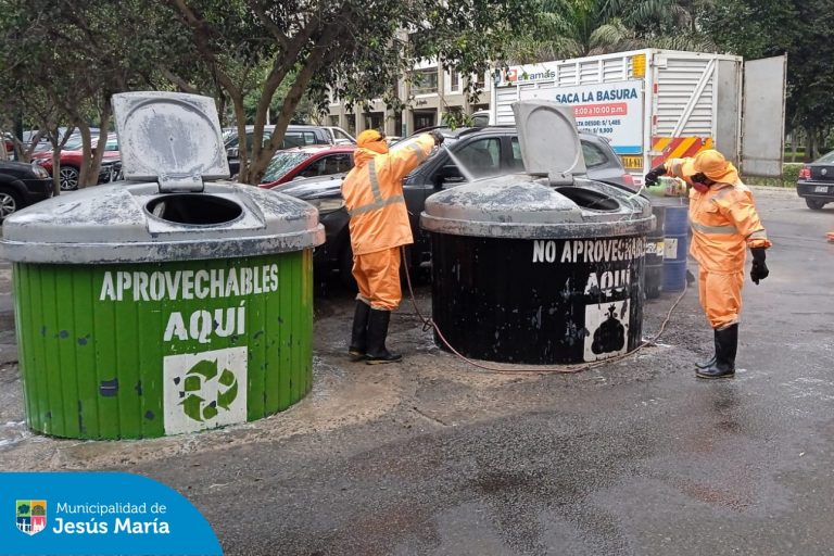 Nuestro equipo de limpieza pública realiza el lavado diario, tanto interno como externo, de los contenedores soterrados en el distrito. 🧼🚛 Con estas acciones, controlamos la propagación de vectores, reducimos malos olores y prevenimos la contaminación cruzada. ♻️🚮
¡Cuidemos juntos nuestro entorno!