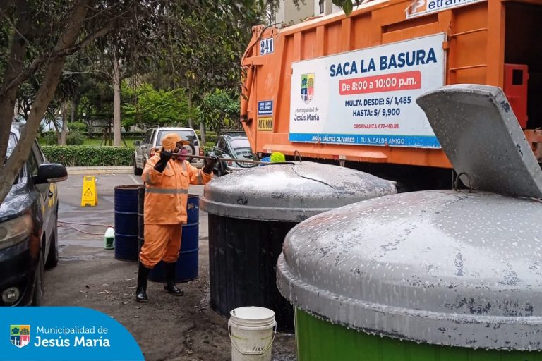 Nuestro equipo de limpieza pública realiza el lavado diario, tanto interno como externo, de los contenedores soterrados en el distrito. 🧼🚛 Con estas acciones, controlamos la propagación de vectores, reducimos malos olores y prevenimos la contaminación cruzada. ♻️🚮
¡Cuidemos juntos nuestro entorno!