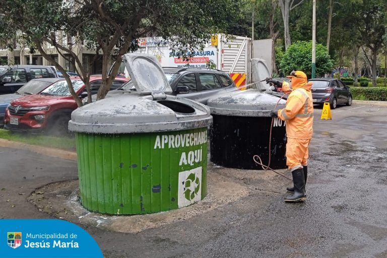 Nuestro equipo de limpieza pública realiza el lavado diario, tanto interno como externo, de los contenedores soterrados en el distrito. 🧼🚛 Con estas acciones, controlamos la propagación de vectores, reducimos malos olores y prevenimos la contaminación cruzada. ♻️🚮
¡Cuidemos juntos nuestro entorno!