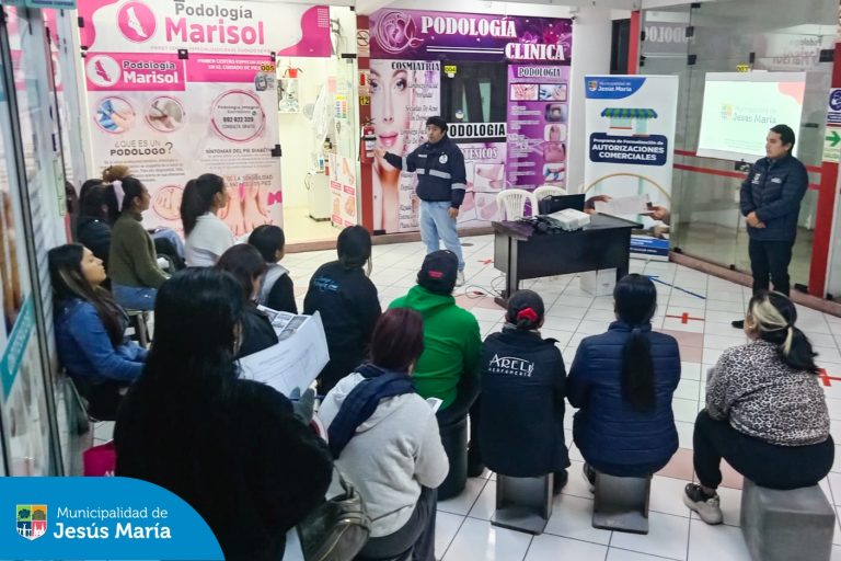 Continuando con las capacitaciones en el marco del Programa de Formalización de Autorizaciones Municipales, ⛑ nuestros equipos de la Subgerencia de Gestión del Riesgo de Desastres, 👷🏻 Control y Fiscalización y Desarrollo Económico, llegaron a la Galería La Pituca para brindar charlas sobre evacuación en casos de sismos, manejo de extintores 🧯 y primeros auxilios.