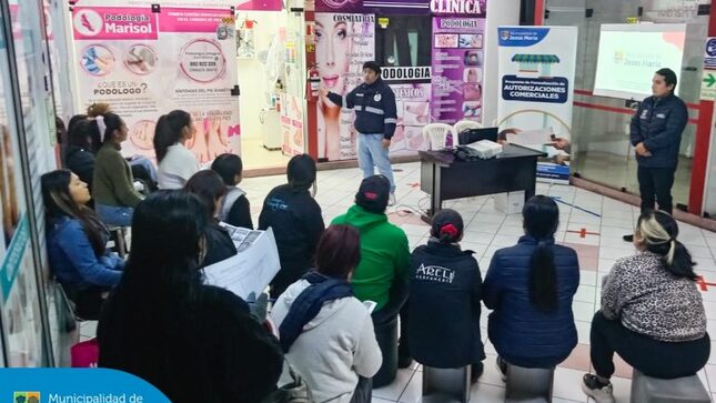 Continuando con las capacitaciones en el marco del Programa de Formalización de Autorizaciones Municipales, ⛑ nuestros equipos de la Subgerencia de Gestión del Riesgo de Desastres, 👷🏻 Control y Fiscalización y Desarrollo Económico, llegaron a la Galería La Pituca para brindar charlas sobre evacuación en casos de sismos, manejo de extintores 🧯 y primeros auxilios.