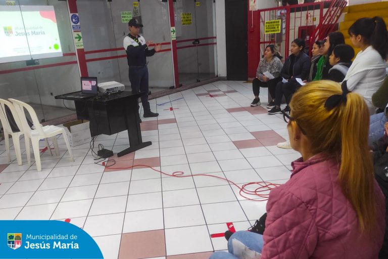 Continuando con las capacitaciones en el marco del Programa de Formalización de Autorizaciones Municipales, ⛑ nuestros equipos de la Subgerencia de Gestión del Riesgo de Desastres, 👷🏻 Control y Fiscalización y Desarrollo Económico, llegaron a la Galería La Pituca para brindar charlas sobre evacuación en casos de sismos, manejo de extintores 🧯 y primeros auxilios.