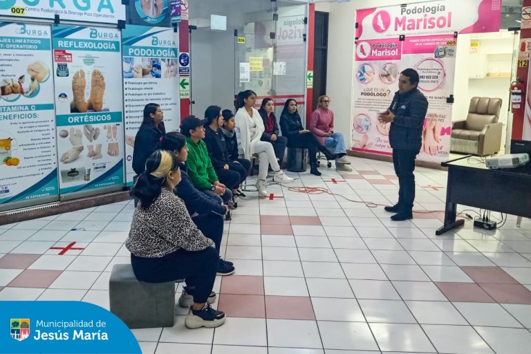 Continuando con las capacitaciones en el marco del Programa de Formalización de Autorizaciones Municipales, ⛑ nuestros equipos de la Subgerencia de Gestión del Riesgo de Desastres, 👷🏻 Control y Fiscalización y Desarrollo Económico, llegaron a la Galería La Pituca para brindar charlas sobre evacuación en casos de sismos, manejo de extintores 🧯 y primeros auxilios.