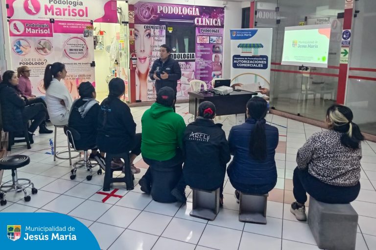 Continuando con las capacitaciones en el marco del Programa de Formalización de Autorizaciones Municipales, ⛑ nuestros equipos de la Subgerencia de Gestión del Riesgo de Desastres, 👷🏻 Control y Fiscalización y Desarrollo Económico, llegaron a la Galería La Pituca para brindar charlas sobre evacuación en casos de sismos, manejo de extintores 🧯 y primeros auxilios.