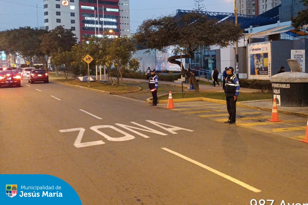Como parte del Operativo Impacto, nuestro equipo de Fiscalización realizó un control de identificación a conductores de transporte público y privado en la avenida Gregorio Escobedo.
El objetivo de esta intervención es verificar que todos los conductores cuenten con sus documentos en regla, asegurando así la seguridad y el cumplimiento de las normativas en nuestras calles.
