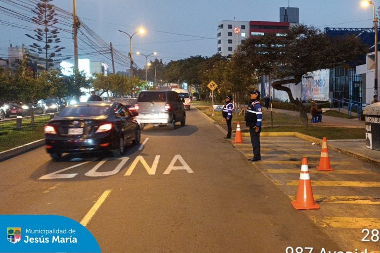Como parte del Operativo Impacto, nuestro equipo de Fiscalización realizó un control de identificación a conductores de transporte público y privado en la avenida Gregorio Escobedo.
El objetivo de esta intervención es verificar que todos los conductores cuenten con sus documentos en regla, asegurando así la seguridad y el cumplimiento de las normativas en nuestras calles.