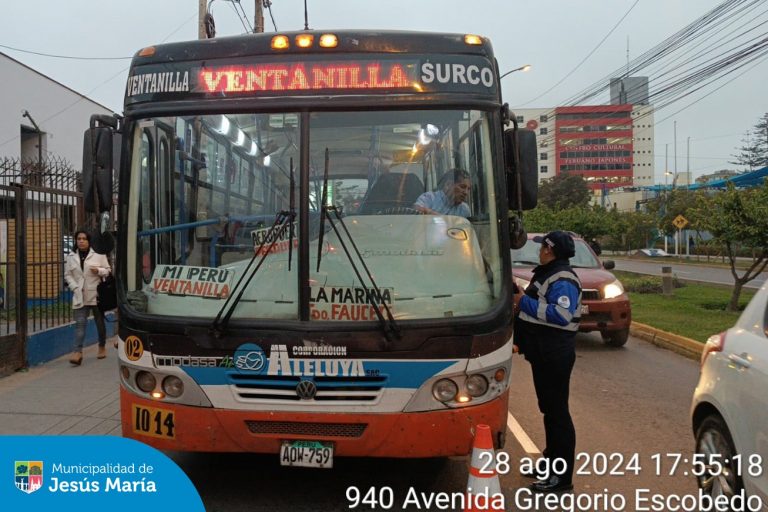 Como parte del Operativo Impacto, nuestro equipo de Fiscalización realizó un control de identificación a conductores de transporte público y privado en la avenida Gregorio Escobedo.
El objetivo de esta intervención es verificar que todos los conductores cuenten con sus documentos en regla, asegurando así la seguridad y el cumplimiento de las normativas en nuestras calles.