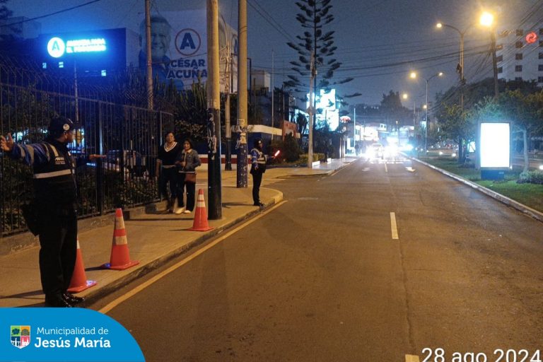 Como parte del Operativo Impacto, nuestro equipo de Fiscalización realizó un control de identificación a conductores de transporte público y privado en la avenida Gregorio Escobedo.
El objetivo de esta intervención es verificar que todos los conductores cuenten con sus documentos en regla, asegurando así la seguridad y el cumplimiento de las normativas en nuestras calles.