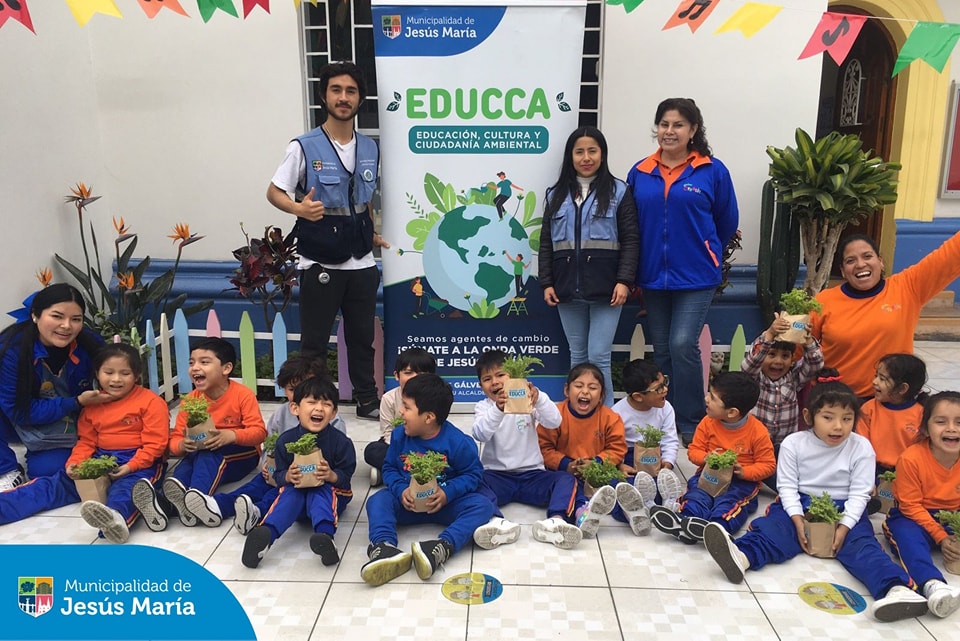 Como parte de nuestras actividades de Promotoría Ambiental Escolar, nuestro equipo del programa EDUCCA, realizó un taller de Ecoarte con los niños y niñas de 2 a 5 años del Kinder Creativ. 👨🏻🏫 A través de la creatividad y el juego, los pequeños aprendieron sobre el adecuado manejo de residuos sólidos y la importancia de cuidar nuestro entorno.