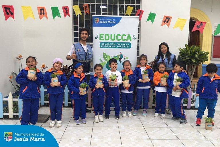 Como parte de nuestras actividades de Promotoría Ambiental Escolar, nuestro equipo del programa EDUCCA, realizó un taller de Ecoarte con los niños y niñas de 2 a 5 años del Kinder Creativ. 👨🏻🏫 A través de la creatividad y el juego, los pequeños aprendieron sobre el adecuado manejo de residuos sólidos y la importancia de cuidar nuestro entorno.
