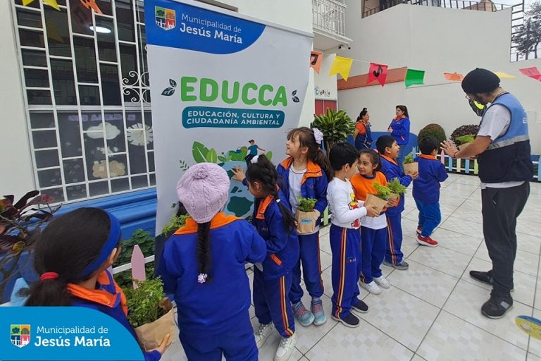 Como parte de nuestras actividades de Promotoría Ambiental Escolar, nuestro equipo del programa EDUCCA, realizó un taller de Ecoarte con los niños y niñas de 2 a 5 años del Kinder Creativ. 👨🏻🏫 A través de la creatividad y el juego, los pequeños aprendieron sobre el adecuado manejo de residuos sólidos y la importancia de cuidar nuestro entorno.