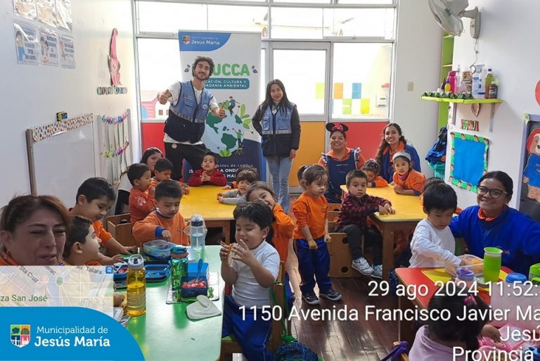 Como parte de nuestras actividades de Promotoría Ambiental Escolar, nuestro equipo del programa EDUCCA, realizó un taller de Ecoarte con los niños y niñas de 2 a 5 años del Kinder Creativ. 👨🏻🏫 A través de la creatividad y el juego, los pequeños aprendieron sobre el adecuado manejo de residuos sólidos y la importancia de cuidar nuestro entorno.