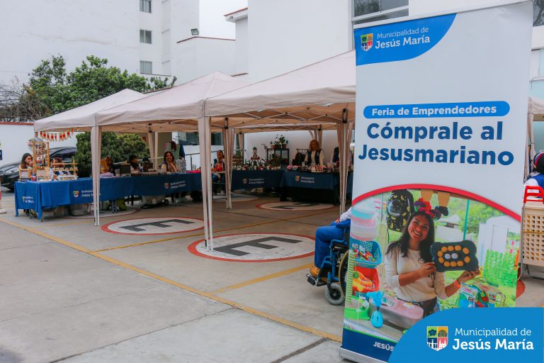 Queremos agradecer de corazón a todos los que nos visitaron, apoyaron el talento local y adquirieron productos únicos, hechos con amor y a precios accesibles. 🙌🛍️
Muy pronto estaremos en otro punto del distrito llevando más creatividad y calidad. 🎉 Sigan atentos a nuestras redes sociales para no perderse la próxima edición.