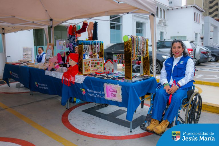 Queremos agradecer de corazón a todos los que nos visitaron, apoyaron el talento local y adquirieron productos únicos, hechos con amor y a precios accesibles. 🙌🛍️
Muy pronto estaremos en otro punto del distrito llevando más creatividad y calidad. 🎉 Sigan atentos a nuestras redes sociales para no perderse la próxima edición.