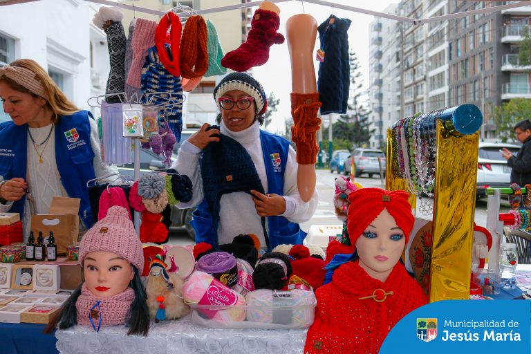 Queremos agradecer de corazón a todos los que nos visitaron, apoyaron el talento local y adquirieron productos únicos, hechos con amor y a precios accesibles. 🙌🛍️
Muy pronto estaremos en otro punto del distrito llevando más creatividad y calidad. 🎉 Sigan atentos a nuestras redes sociales para no perderse la próxima edición.