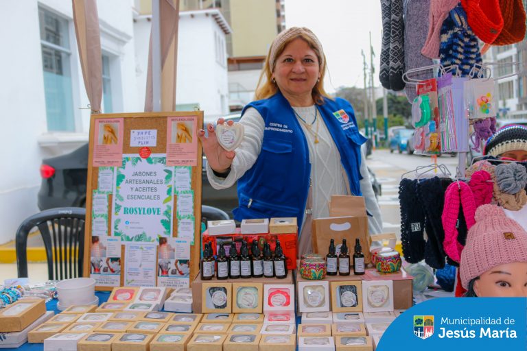 Queremos agradecer de corazón a todos los que nos visitaron, apoyaron el talento local y adquirieron productos únicos, hechos con amor y a precios accesibles. 🙌🛍️
Muy pronto estaremos en otro punto del distrito llevando más creatividad y calidad. 🎉 Sigan atentos a nuestras redes sociales para no perderse la próxima edición.