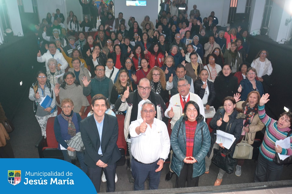Los vecinos jesusmarianos participaron de la audiencia organizada por el Diario El Comercio (Perú) con apoyo técnico de IDEA Internacional – Perú . Allí nuestro alcalde Jesús Gálvez, atendió a las interrogantes sobre temas relevantes, como seguridad ciudadana, áreas verdes, contaminación sonora, acceso a servicios básicos, entre otros.
Conoce más acerca de los compromisos de nuestra gestión ingresando a https://bit.ly/4cNaUl8.
¡Gracias a los participantes por esta jornada democrática!