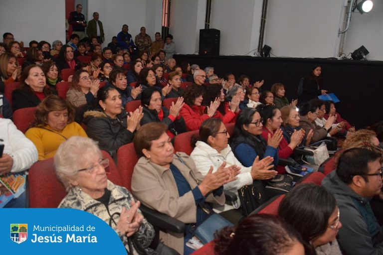Los vecinos jesusmarianos participaron de la audiencia organizada por el Diario El Comercio (Perú) con apoyo técnico de IDEA Internacional – Perú . Allí nuestro alcalde Jesús Gálvez, atendió a las interrogantes sobre temas relevantes, como seguridad ciudadana, áreas verdes, contaminación sonora, acceso a servicios básicos, entre otros.
Conoce más acerca de los compromisos de nuestra gestión ingresando a https://bit.ly/4cNaUl8.
¡Gracias a los participantes por esta jornada democrática!