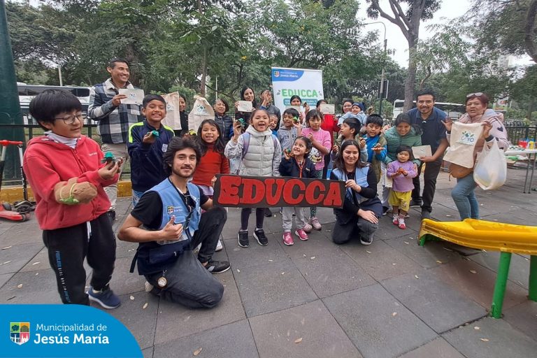 Vecinos jesusmarianos llegaron hasta el Parque de los Bomberos para participar de entretenidas charlas y de nuestro Taller de EcoArte, donde crearon increíbles animales reciclados, fomentando la creatividad y el cuidado del medio ambiente. ♻️🦋
¡Gracias a los vecinos por unirse y hacer de esta actividad una experiencia satisfactoria para todos!