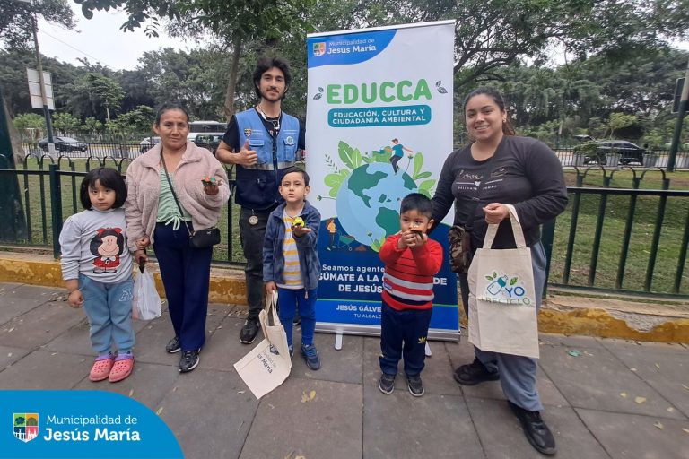 Vecinos jesusmarianos llegaron hasta el Parque de los Bomberos para participar de entretenidas charlas y de nuestro Taller de EcoArte, donde crearon increíbles animales reciclados, fomentando la creatividad y el cuidado del medio ambiente. ♻️🦋
¡Gracias a los vecinos por unirse y hacer de esta actividad una experiencia satisfactoria para todos!