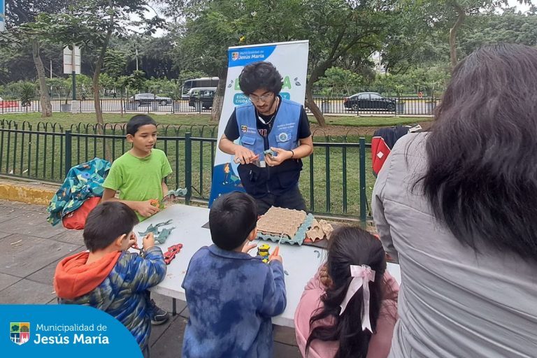 Vecinos jesusmarianos llegaron hasta el Parque de los Bomberos para participar de entretenidas charlas y de nuestro Taller de EcoArte, donde crearon increíbles animales reciclados, fomentando la creatividad y el cuidado del medio ambiente. ♻️🦋
¡Gracias a los vecinos por unirse y hacer de esta actividad una experiencia satisfactoria para todos!