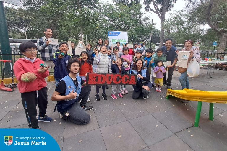 Vecinos jesusmarianos llegaron hasta el Parque de los Bomberos para participar de entretenidas charlas y de nuestro Taller de EcoArte, donde crearon increíbles animales reciclados, fomentando la creatividad y el cuidado del medio ambiente. ♻️🦋
¡Gracias a los vecinos por unirse y hacer de esta actividad una experiencia satisfactoria para todos!