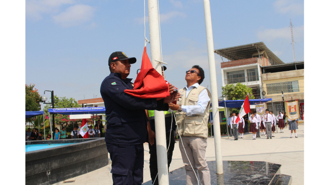Izamiento dominical en la plaza de armas de Tambogrande 
