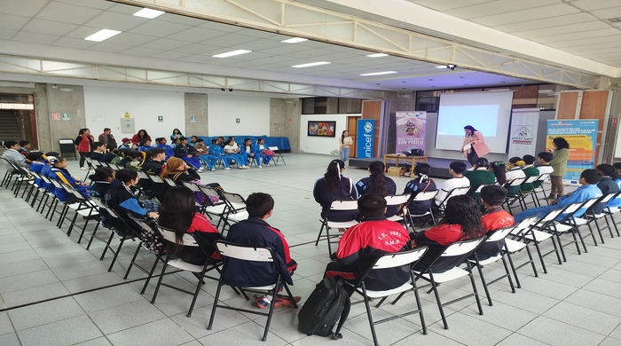 Estudiantes sentados escuchar el taller