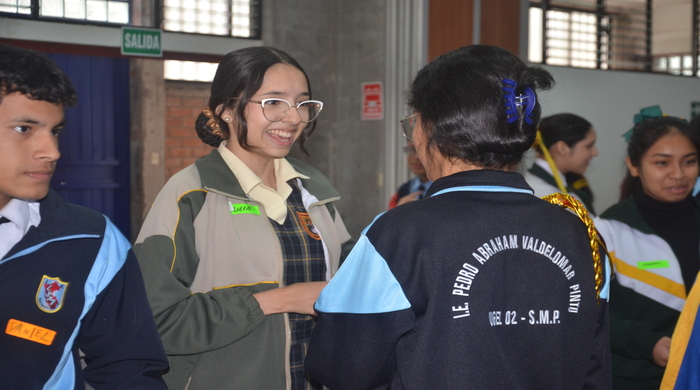 Dos estudiantes interactuan en el taller
