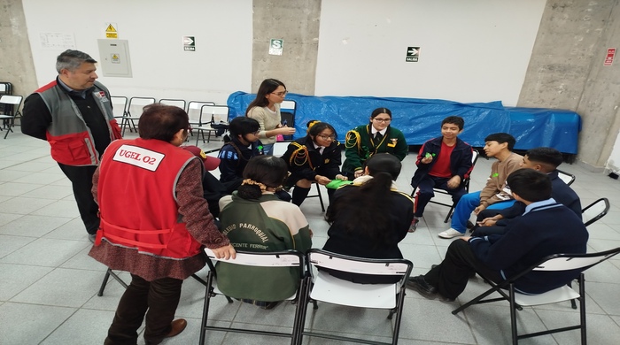 Pormotores de la ugel 02 interactuan con grupo de estudiantes.