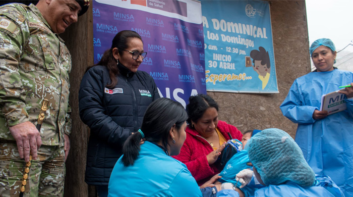 Más de 1,500 personas inmunizadas contra la influenza y el neumococo en Villa María del Triunfo durante campaña casa por casa