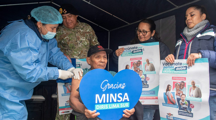 Más de 1,500 personas inmunizadas contra la influenza y el neumococo en Villa María del Triunfo durante campaña casa por casa
