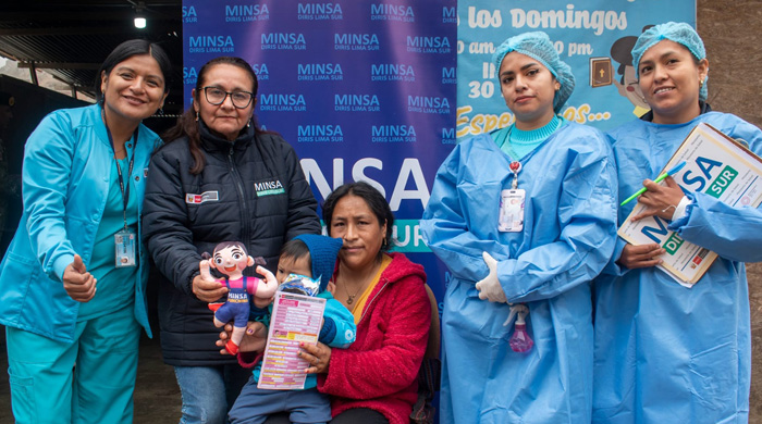Más de 1,500 personas inmunizadas contra la influenza y el neumococo en Villa María del Triunfo durante campaña casa por casa