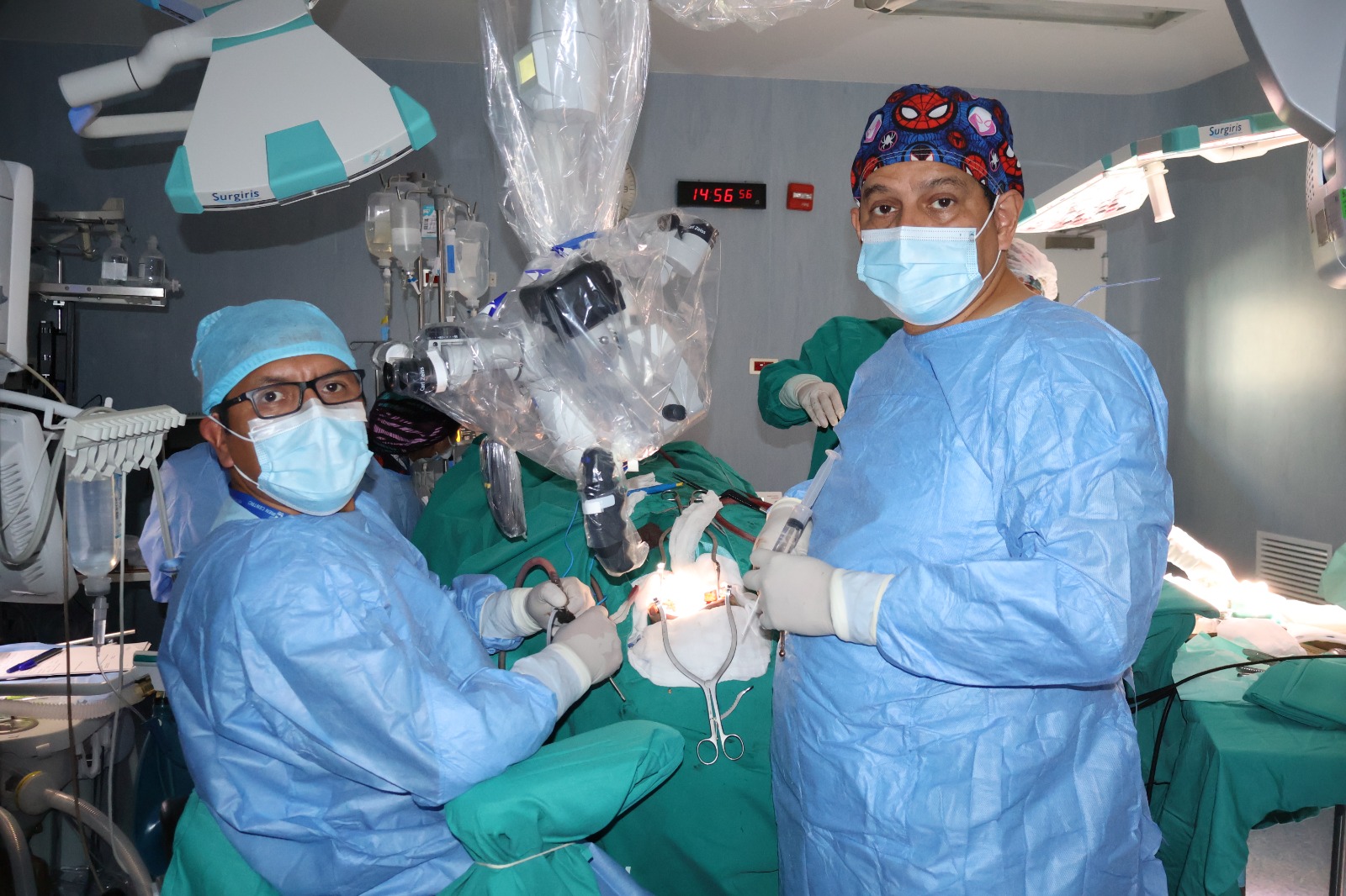 Médicos durante la cirugía de tumor cerebeloso.