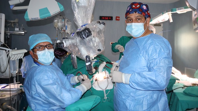 Médicos durante la cirugía de tumor cerebeloso.