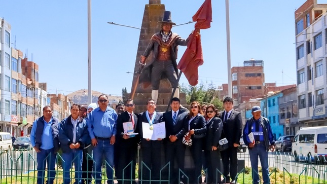 Barrio Santa Rosa de Puno celebra su historia y folclore con ceremonia de izamiento y reconocimientos por sus 46 aniversario