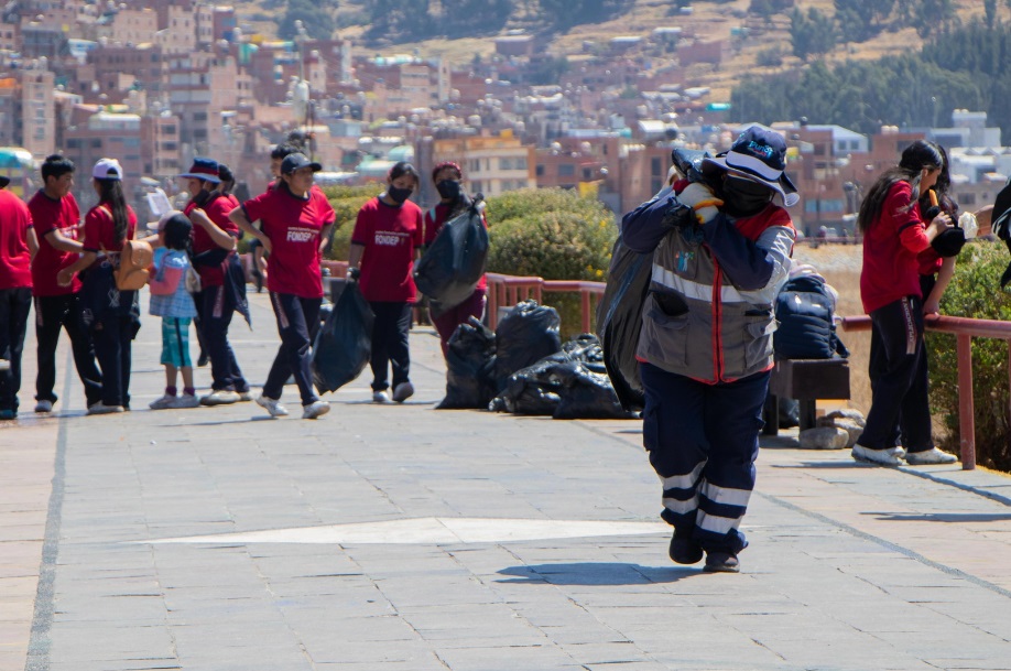 ¡Más de dos toneladas de residuos sólidos! Municipalidad de Puno realiza jornada de limpieza de la bahía del lago Titicaca