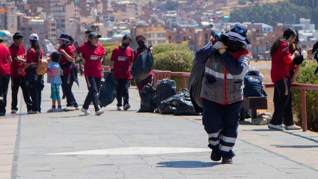 ¡Más de dos toneladas de residuos sólidos! Municipalidad de Puno realiza jornada de limpieza de la bahía del lago Titicaca