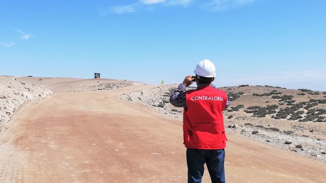 Tacna.–  La Contraloría General reveló que la Municipalidad Distrital La Yarada-Los Palos firmó un contrato para la ejecución de una obra de mejoramiento vial, valorizada en S/ 7 449 231, con una empresa que ofreció ejecutar la obra con equipos que no cumplían las características exigidas en las bases integradas (rangos de potencia establecidos) con las cuales se convocó al concurso público, lo que afectó los principios de libertad de participación, transparencia y competencias que rigen las contrataciones públicas.  