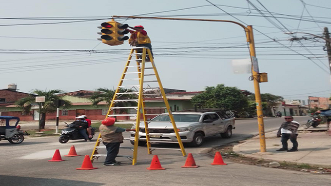 Mejoran semáforos en Maynas para mayor seguridad vial