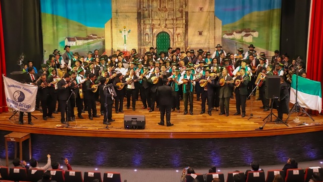 Integrantes del primer encuentro Binacional de estudiantes de pandilla y pasacalles Perú - Bolivia 2024 fueron reconocidos