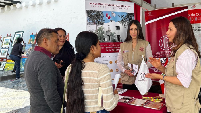 Promocionan el servicio diplomático en la Feria del Libro de Cajamarca