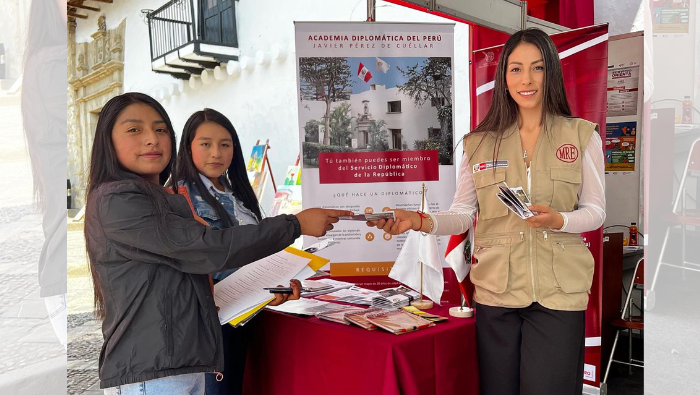 Promocionan el servicio diplomático en la Feria del Libro de Cajamarca