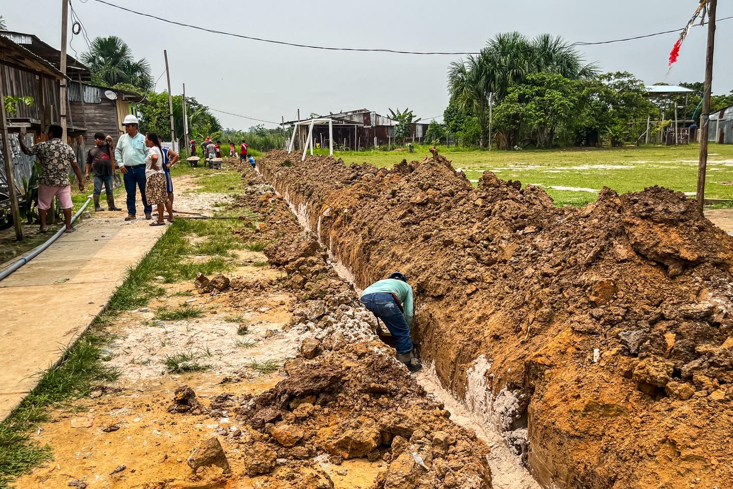 Instalaciones de red de tuberías de agua potable en el Asentamiento Humano Las Pampas.