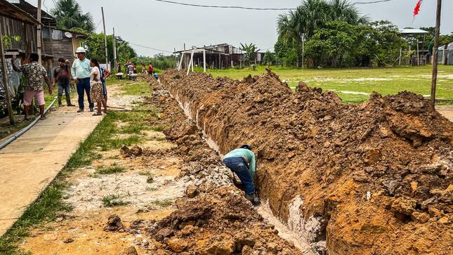 Instalaciones de red de tuberías de agua potable en el Asentamiento Humano Las Pampas. 
