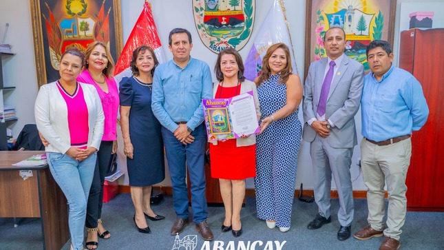 Municipalidad Provincial De Abancay Rinde Homenaje A Gabino Vega Paredes, Creador Del Escudo De La Ciudad.
