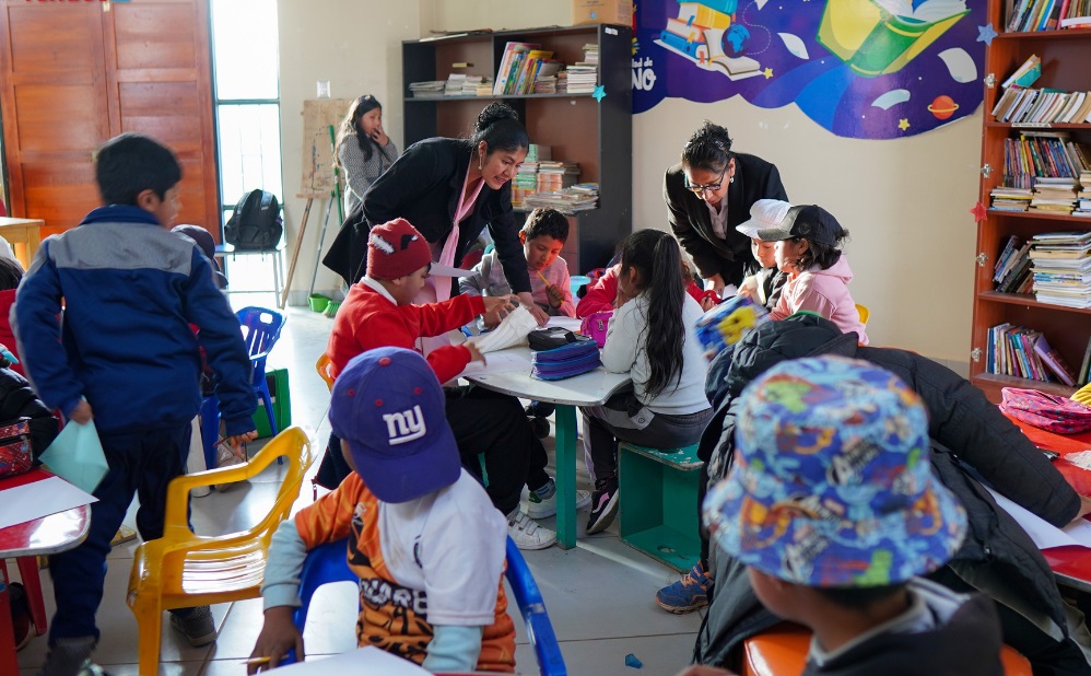 Niñas y niños del Club de Lectura “Leo y aprendo” conmemoran el Día de Santa Rosa de Lima redactando cartas con peticiones