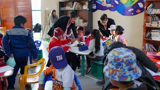 Niñas y niños del Club de Lectura “Leo y aprendo” conmemoran el Día de Santa Rosa de Lima redactando cartas con peticiones