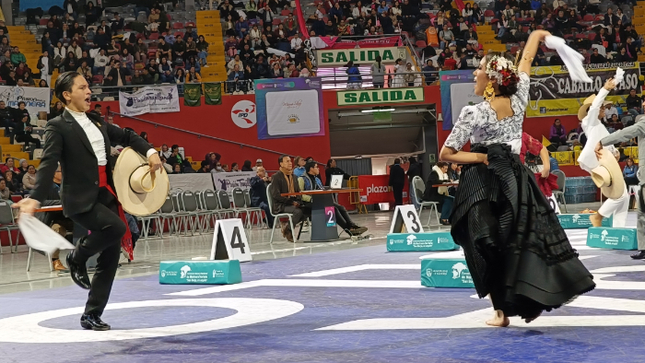 Los participantes dejaron toda su destreza de esta danza, considerada Patrimonio Cultural, en la pista central del Coliseo Eduardo Dibós.