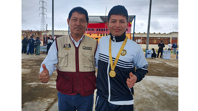 Alcalde de Aucallama saluda a alumno ganador en competencia regional